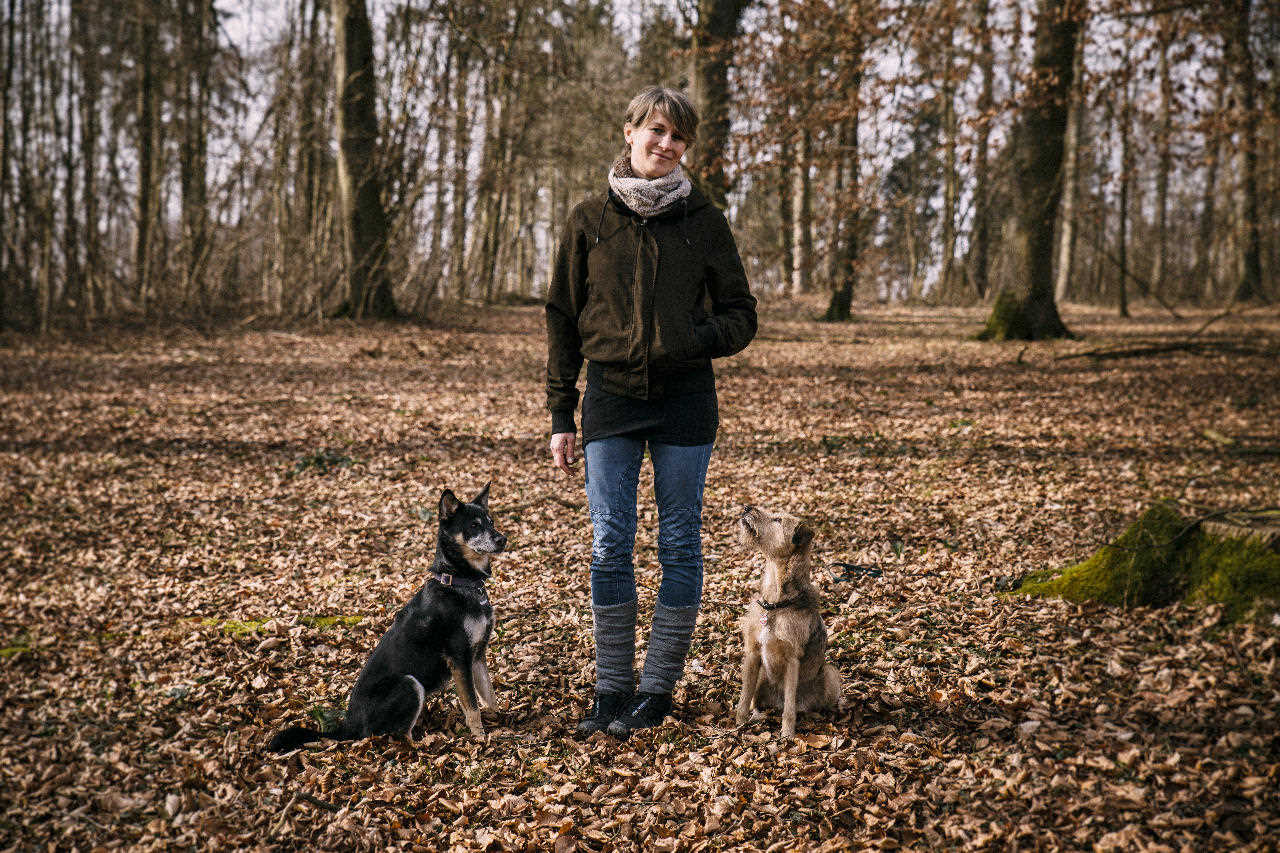 Hundetrainerin Constanze Jaekel mit Hunden im Wald